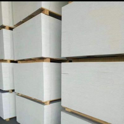 Le revêtement extérieur du mur de la façade de l'appartement