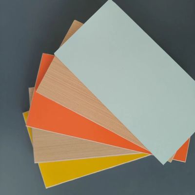 Style de design moderne Façade extérieure de mur revêtue d'un plancher en cellulose ignifuge