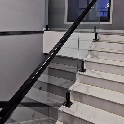 Barrière de verre de style moderne pour la sécurité intérieure dans les escaliers d'appartement