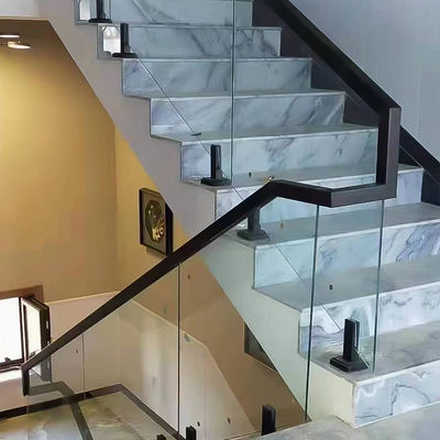 Barrière de verre de style moderne pour la sécurité intérieure dans les escaliers d'appartement