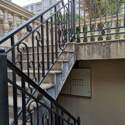 Appartement moderne monté sur le mur Escalier en fer forgé Barre de rampe pour la conception de la maison