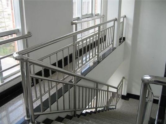 Balustrade métallique extérieure pour mur d'appartement montée à l'extérieur