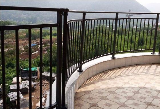 Appartement Escalier en fer français Barrière avec poignées métalliques montées sur le mur Balustrade