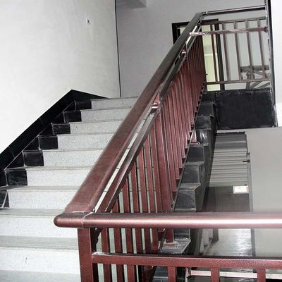 Manche d'escalier en verre montée sur le mur avec piliers en acier inoxydable et design moderne