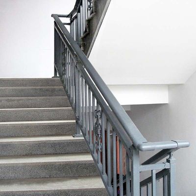 Manche d'escalier en verre montée sur le mur avec piliers en acier inoxydable et design moderne