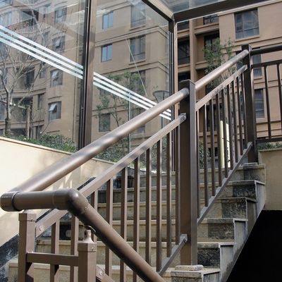 Manche d'escalier en verre montée sur le mur avec piliers en acier inoxydable et design moderne