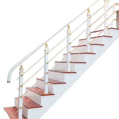Escalier flottant droit monté sur le mur d'un appartement avec une colonne vertébrale centrale et une rampe en bois