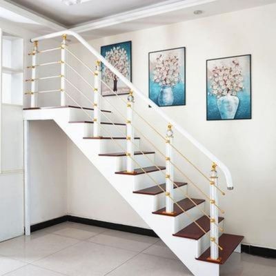 Escalier flottant droit monté sur le mur d'un appartement avec une colonne vertébrale centrale et une rampe en bois