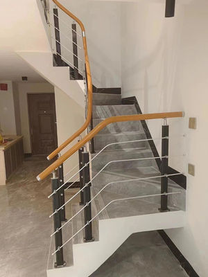 Design moderne Barrière d'escalier en fer pour l'extérieur Escalier en bois monté sur mur Nouveau design