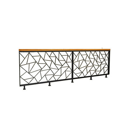 Bardage d'escalier en aluminium monté sur le mur avec poignées de balustrade de conception personnalisée