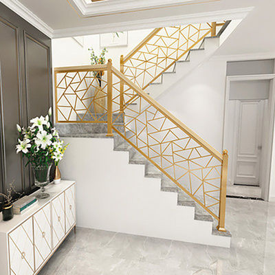 Bardage d'escalier en aluminium monté sur le mur avec poignées de balustrade de conception personnalisée