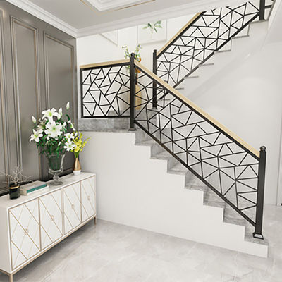 Bardage d'escalier en aluminium monté sur le mur avec poignées de balustrade de conception personnalisée