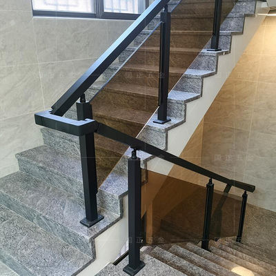 Style de design moderne Escalier monté sur le mur Barrière en verre trempé avec baluster de poste