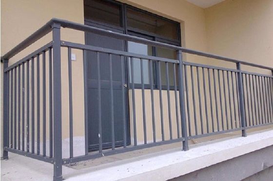 Barrière d'escalier en acier inoxydable de design moderne pour le montage murale dans le balcon d'appartement