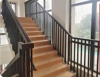 Appartement de design moderne Balcon en acier inoxydable 304 316 Échappement en verre noir