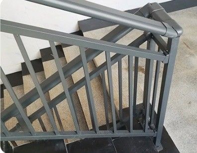 Appartement de design moderne Balcon en acier inoxydable 304 316 Échappement en verre noir