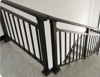 Appartement de design moderne Balcon en acier inoxydable 304 316 Échappement en verre noir