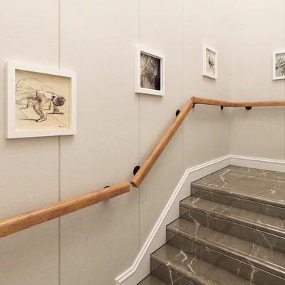 Bardage en bois monté sur le mur pour balustrade moderne dans un immeuble de bureaux