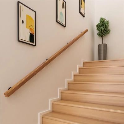 Bardage en bois monté sur le mur pour balustrade moderne dans un immeuble de bureaux