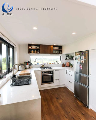 Maison préfabriquée en bois avec conteneur plat en acier