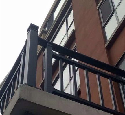Bâtiment de bureaux balcon Manche en aluminium avec conception moderne et montage au sol