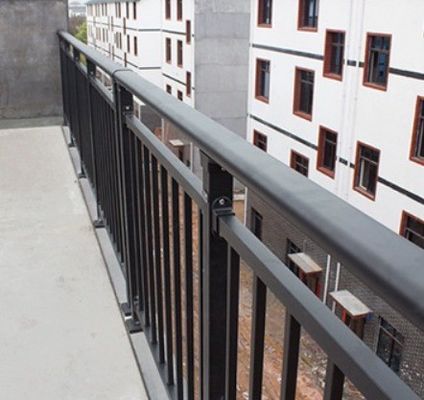 Bâtiment de bureaux balcon Manche en aluminium avec conception moderne et montage au sol