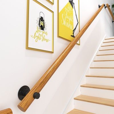 Conception moderne contre le mur à l' intérieur Grille pour personnes âgées Escaliers en bois Manches