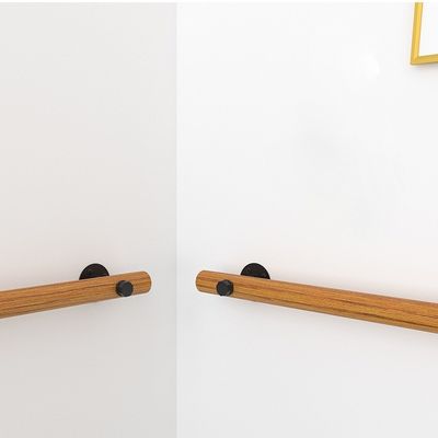 Conception moderne contre le mur à l' intérieur Grille pour personnes âgées Escaliers en bois Manches