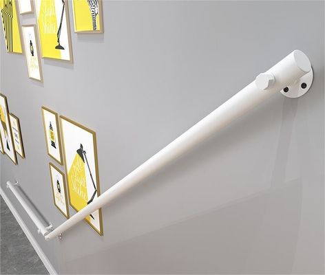 Conception moderne contre le mur à l' intérieur Grille pour personnes âgées Escaliers en bois Manches