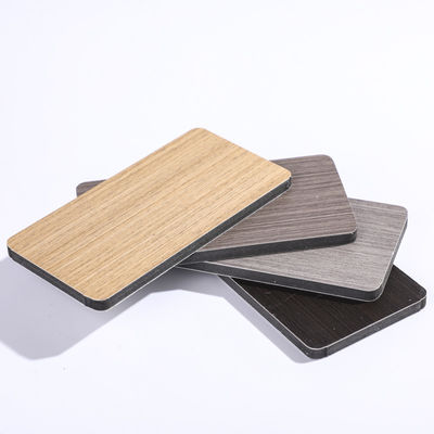 Planche décorative en WPC avec fonction imperméable aux taches et à l'eau