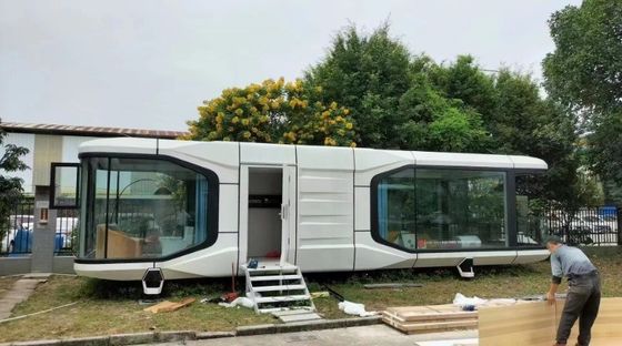 Maison préfabriquée en capsule spatiale commerciale avec un style de design postmoderne