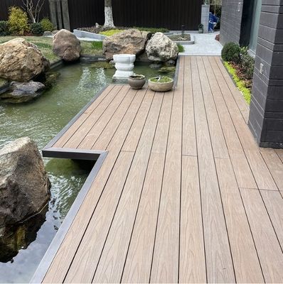 150*25 mm de revêtement de sol en WPC de première classe de plancher composite en bois dur pour terrasse extérieure