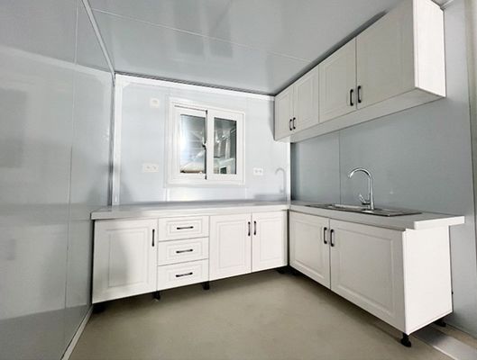 Des maisons en conteneurs avec salle de bains et cuisine