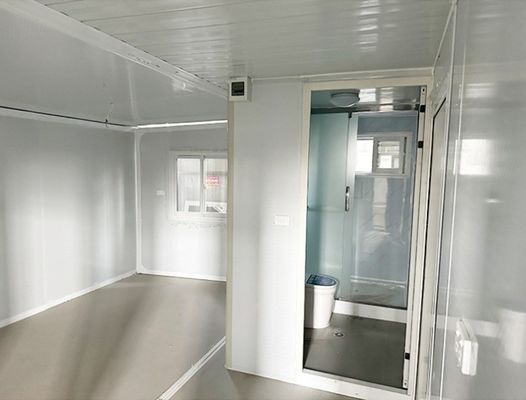 Des maisons en conteneurs avec salle de bains et cuisine