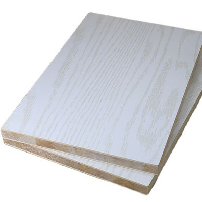 Des planches en bois massif de pin de style de design moderne pour atelier à un prix abordable