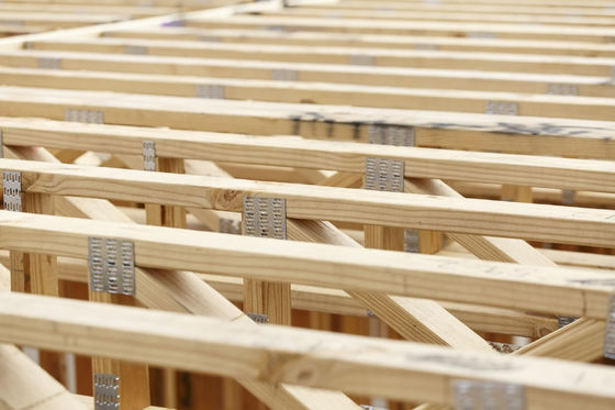 Des planches en bois massif de pin de style de design moderne pour atelier à un prix abordable