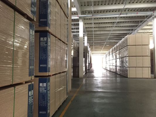 Technologie de production de haut niveau planche à copeaux pour solutions de finition de surface d'appartement
