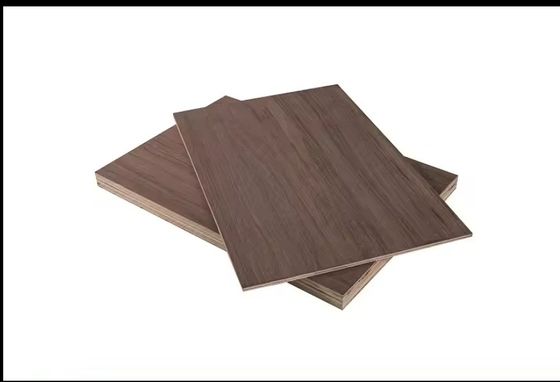 Matériau des panneaux non métalliques 6 mm 18 mm 25 mm bois de bouleau placage de meubles contreplaqué pour travaux intérieurs