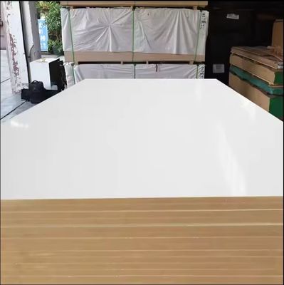 Matériau de panneau non métallique Design moderne style bois de bouleau placage de meubles contreplaqué pour le travail