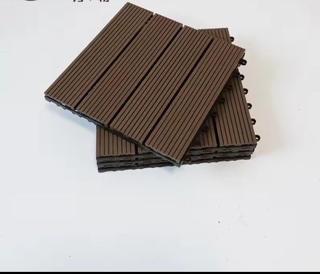 Terrasse bois plastique composite café WPC 300 * 300mm carreaux de sol pour le jardin extérieur lisse