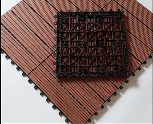 Terrasse bois plastique composite café WPC 300 * 300mm carreaux de sol pour le jardin extérieur lisse