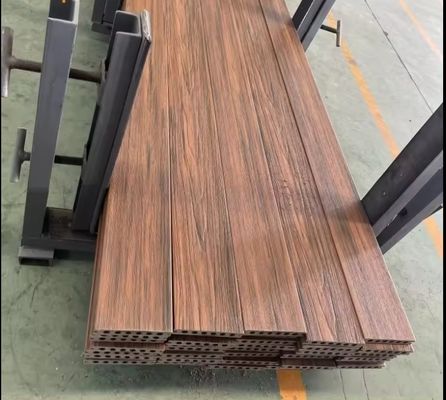 Plancher de terrasse en plastique en bois lisse extérieur pour piscine de différentes tailles