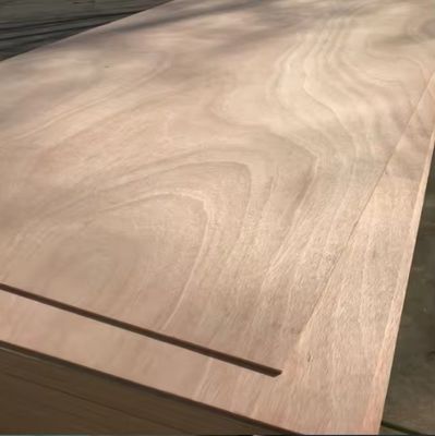 E1 intérieur Formaldéhyde 18 mm Panneaux étanches bois dur commercial Okoume feuille marine 4x8