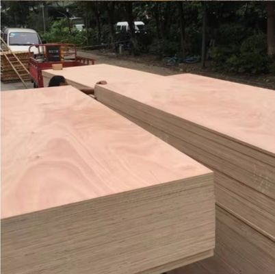 E1 intérieur Formaldéhyde 18 mm Panneaux étanches bois dur commercial Okoume feuille marine 4x8