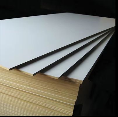 1220x2440 mm Plaque de contreplaqué blanche laminée non métallique mélamine MDF pour meubles d'appartement
